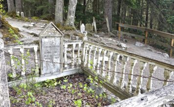 Τάφος στο ιστορικό νεκροταφείο Gold Rush Cemetery στο Σκάγκγουεϊ της Αλάσκας.
