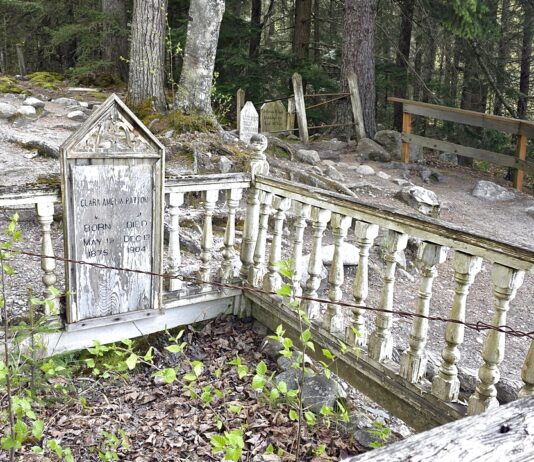Τάφος στο ιστορικό νεκροταφείο Gold Rush Cemetery στο Σκάγκγουεϊ της Αλάσκας.