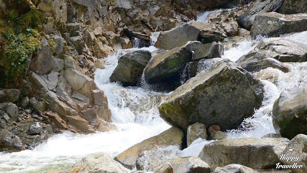 Τα νερά όπως κατεβαίνουν από τον Lower Reid Falls. 