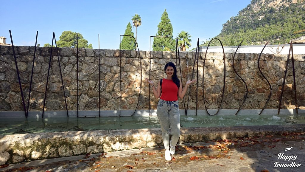 Η Ηλέκτρα Αστέρη μπροστά στα γράμματα «Valldemossa» στη Μαγιόρκα.